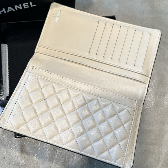 Chanel wallet soft white with black trim - Picture 2 of 11